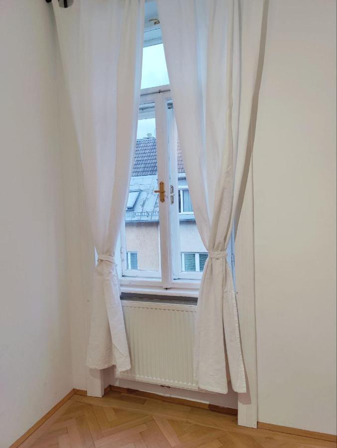 Central Mariahilfer Apartment 4 Min To The City Shopping Center And Schoenbrunn Palace Виена Екстериор снимка