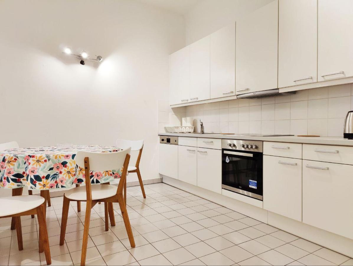 Central Mariahilfer Apartment 4 Min To The City Shopping Center And Schoenbrunn Palace Виена Екстериор снимка
