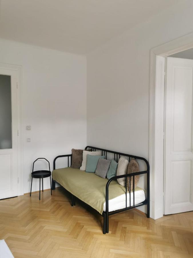 Central Mariahilfer Apartment 4 Min To The City Shopping Center And Schoenbrunn Palace Виена Екстериор снимка