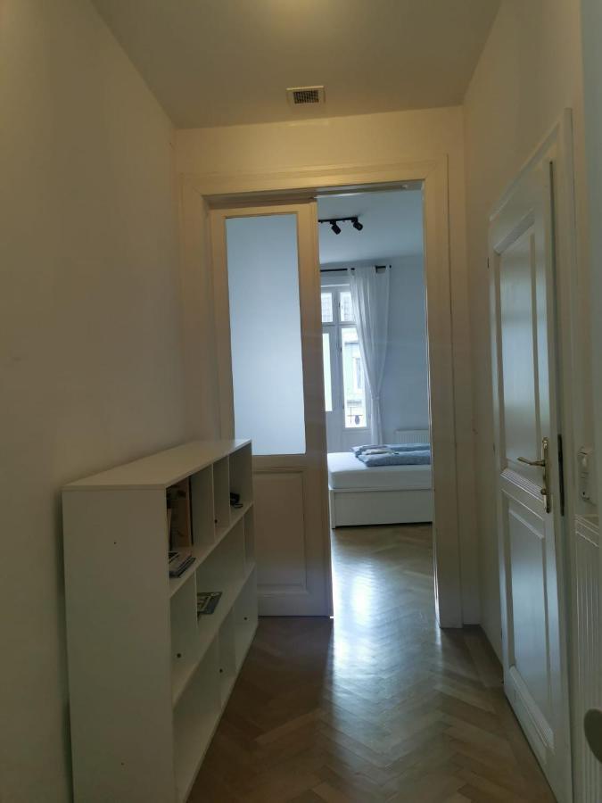 Central Mariahilfer Apartment 4 Min To The City Shopping Center And Schoenbrunn Palace Виена Екстериор снимка