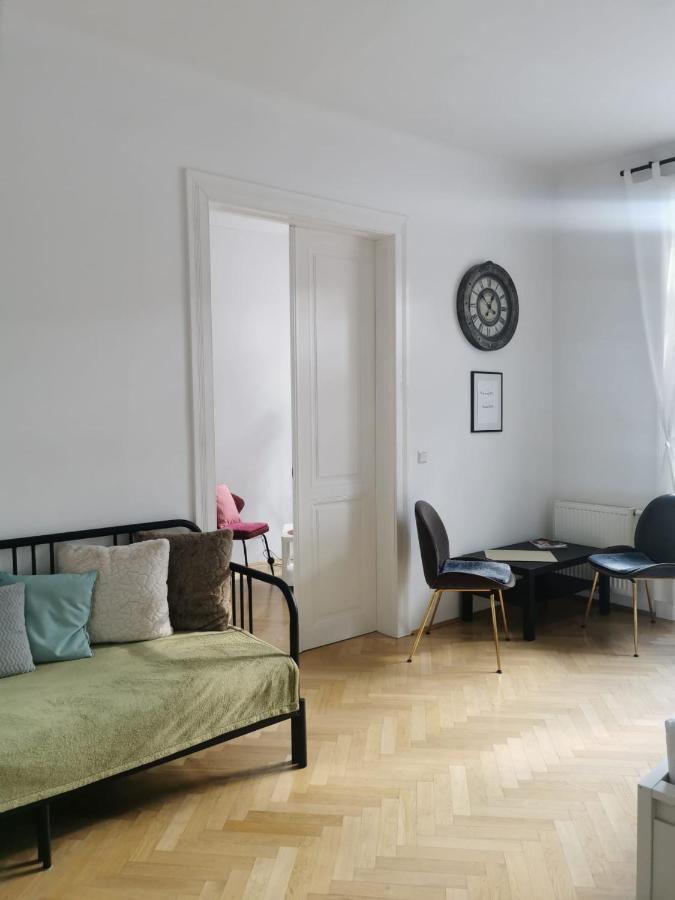 Central Mariahilfer Apartment 4 Min To The City Shopping Center And Schoenbrunn Palace Виена Екстериор снимка